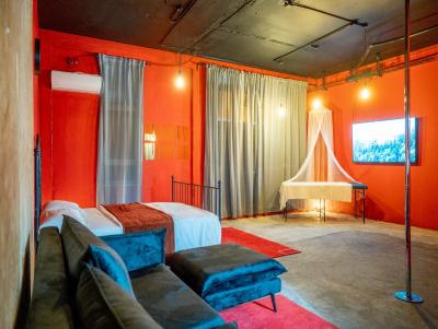 RED ROOM